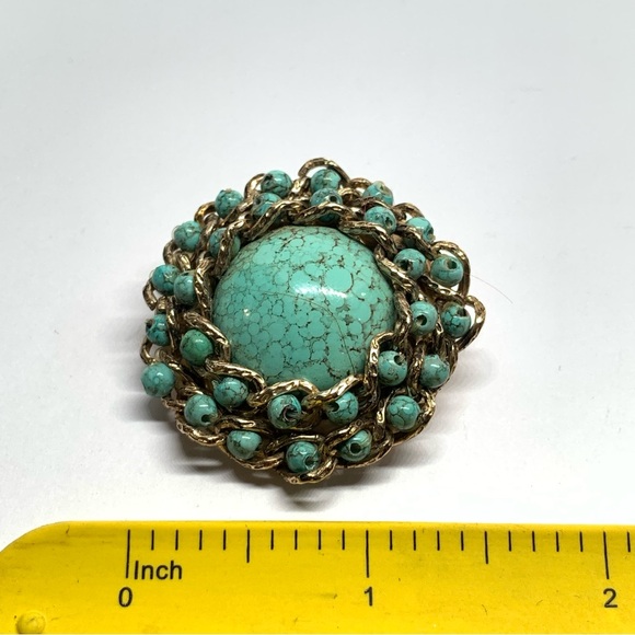Vintage unsigned Hong Kong Hubble style acrylic turquoise beaded goldtone brooch - Picture 5 of 5